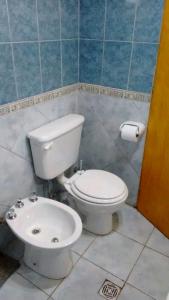 a bathroom with a toilet and a bidet at Murmullos del bosque in Lago Puelo