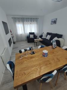 una mesa de madera en una sala de estar con sofá en Apartamento Vista Nevada, en Sierra Nevada