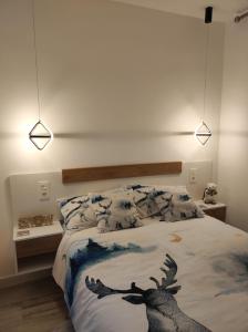 Dormitorio con cama y pintura de ciervo en Apartamento Vista Nevada, en Sierra Nevada
