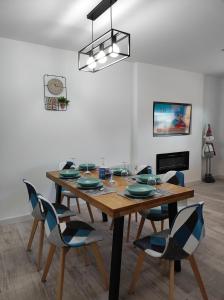 a dining room with a wooden table and chairs at Apartamento Vista Nevada in Sierra Nevada