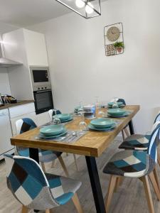 a dining room table with blue plates and chairs at Apartamento Vista Nevada in Sierra Nevada