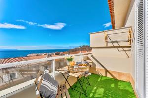 balkon z krzesłami i widokiem na ocean w obiekcie Black Beach Luxury Vacation House w mieście Puerto de Santiago