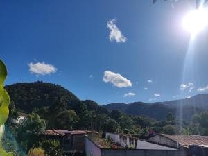 uma vista para as montanhas com o sol no céu em 59C hostel em Antigua Guatemala