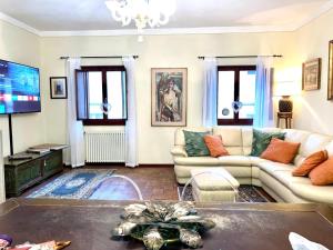 sala de estar con sofá y TV en Borgo di Piero, en Sansepolcro