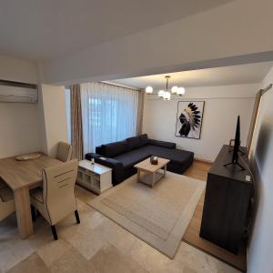 een woonkamer met een bank en een tafel bij Apartament Lux - Dorobantilor in Cluj-Napoca