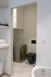 La salle de bains est pourvue d'un lavabo et de toilettes. dans l'établissement Romantic apartment with hot tub next to Acropolis, à Athènes