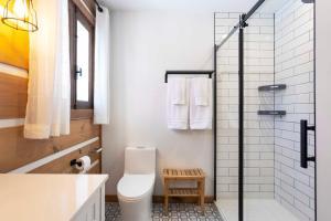 ein Badezimmer mit Toilette und Glasdusche in der Unterkunft Hjort cottage - 4 Bedrooms 9 people 2 bathrooms in La Macaza + 37 Fotos