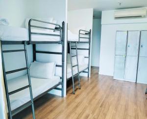 Valencia Dorm summer suites KLCC tesisinde bir ranza yatağı veya ranza yatakları