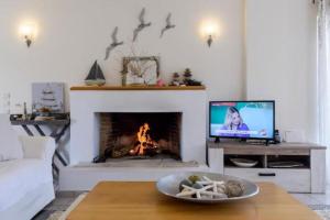 Televízia a/alebo spoločenská miestnosť v ubytovaní Βίλα με Υπέροχη Θέα Porto Cheli Villa Luxury Kounoupisea