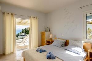 Posteľ alebo postele v izbe v ubytovaní Βίλα με Υπέροχη Θέα Porto Cheli Villa Luxury Kounoupisea