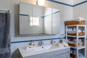 Kúpeľňa v ubytovaní Βίλα με Υπέροχη Θέα Porto Cheli Villa Luxury Kounoupisea + 29 fotografií