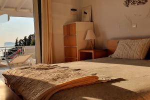 Posteľ alebo postele v izbe v ubytovaní Βίλα με Υπέροχη Θέα Porto Cheli Villa Luxury Kounoupisea