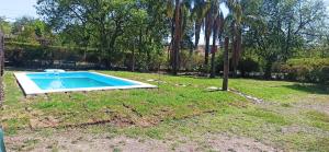 ein Schwimmbad in der Mitte eines Gartens in der Unterkunft La Viajera in San Lorenzo