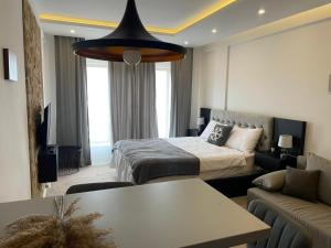 una camera d'albergo con letto e divano di Milmari N66 a Kopaonik