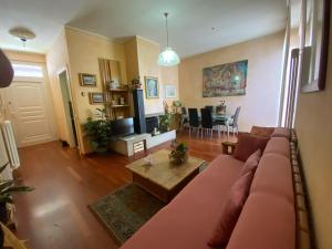 sala de estar con sofá y mesa en La Casa d’Amelia, en Ceparana