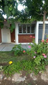 una casa con un ramo de flores delante de ella en departamento 4 personas en San Rafael