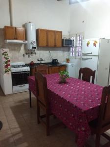 cocina con mesa y mantel púrpura en departamento 4 personas en San Rafael