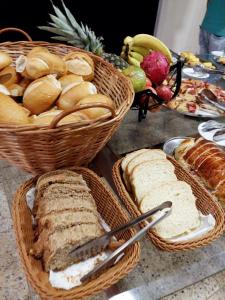 duas cestas de pão e cestas de pão e fruta em Londres Royal Hotel - Cama de alvenaria em Londrina
