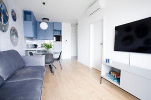 Televízia a/alebo spoločenská miestnosť v ubytovaní Oli&Joly Baltic Marina