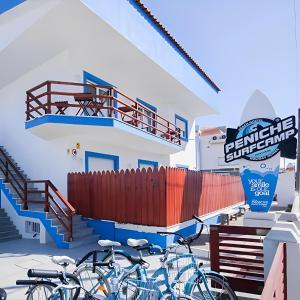 Posezení v ubytování Peniche Surfcamp Hostel