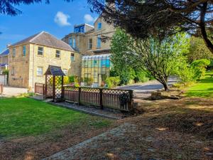 un edificio con una valla delante de un patio en Wentworth House - Free Parking, en Bath