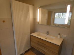 Ванна кімната в Ferienhaus "Hof Balkähm" mit 200 qm für bis zu 9 Gäste - Sauna - Landhausgarten