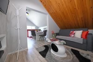 - un salon avec un canapé et une table dans l'établissement Studio privado com vista mar e montanha, à Ponta do Sol