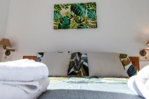 Un pat sau paturi într-o cameră la Apartamento Sereno 5 - Piscina, Garaje, Terraza y Playa