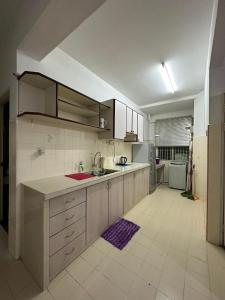 Η κουζίνα ή μικρή κουζίνα στο Bayu Emas Ferringhi Homestay
