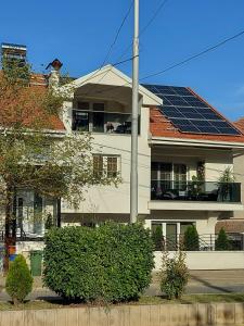 ein Haus mit Sonnenkollektoren auf dem Dach in der Unterkunft Gold Apartment in Strumica