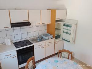 Kuchyňa alebo kuchynka v ubytovaní Apartman Tomić - Copacabana Beach Okrug Gornji + 21 fotografií