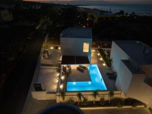 Skats uz peldbaseinu naktsmītnē Xenias Luxury Villas vai tās tuvumā