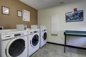 バーミングハムにあるInTown Suites Extended Stay Birmingham AL - Lakeshore Parkwayの洗濯機と乾燥機を備えたランドリールーム