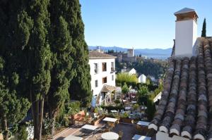 uma vista aérea de um edifício e de árvores em Carmen de las Campanas em Granada