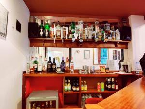 un bar con un montón de botellas de alcohol en Wentworth House - Free Parking en Bath