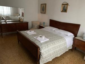 a bedroom with a bed with two towels on it at Spagna B&B in Verona