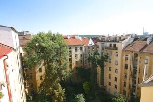 布拉格的住宿－The Loft Prague，享有拥有建筑和树木的城市美景