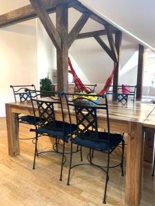 布拉格的住宿－The Loft Prague，一张木桌,桌子周围摆放着四把椅子