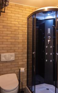 een badkamer met een douche en een toilet. bij K21 "The Good Shepherd" Apartment in Boedapest