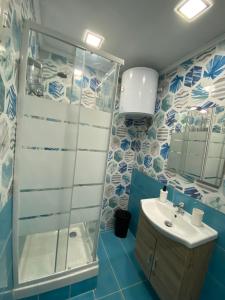een badkamer met een douche en een wastafel bij Maison Quartieri Spagnoli in Napels