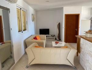 TV a/nebo společenská místnost v ubytování Seaview Luxury Penthouse Mare