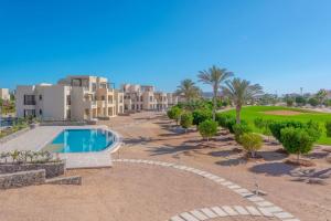 vista aerea di un resort con piscina di New 2-Bedroom, Top Location-Cyan, El Gouna a Hurghada