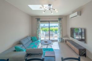 Μια τηλεόραση ή/και κέντρο ψυχαγωγίας στο Bright 2-Bedroom Apartment with Golf Course & Pool View l Cyan, El Gouna