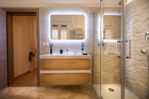 y baño con lavabo y ducha. en D'AZEGLIO 62 LUXURY ROOMS en Bolonia