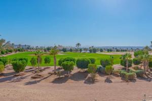 una vista aerea su un campo da golf con palme di New 2-Bedroom, Top Location-Cyan, El Gouna a Hurghada