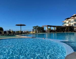 una gran piscina de agua azul en un complejo en Seaview Luxury Penthouse Mare en Sal Rei