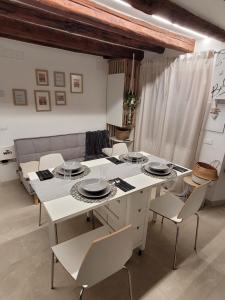 uma sala de jantar com uma mesa branca e cadeiras em CA' SEBASTIANO em Veneza