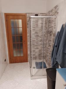 W łazience znajduje się prysznic ze szklanymi drzwiami. w obiekcie Casa Lory w mieście Colico