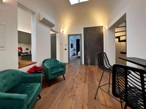 a living room with a green couch and chairs at Gioiamia - Luxury Rooms in Cattedrale in Palermo