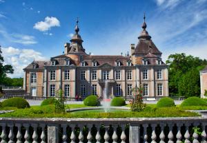 an old mansion with a fountain in front of it at Gîte XXV House - 4 personnes in Héron